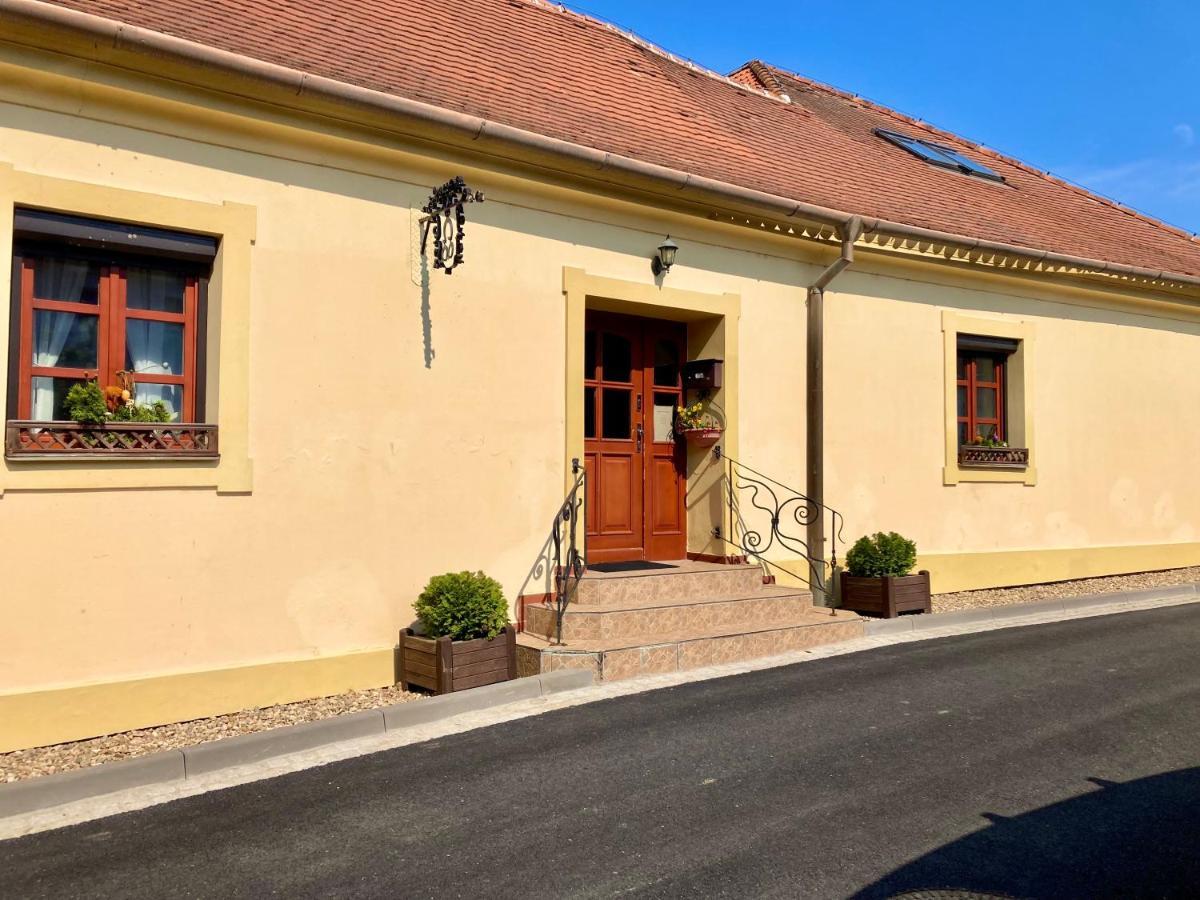 Guesthouse Mikulas Mikulov - Free Parking In The City Center Bagian luar foto