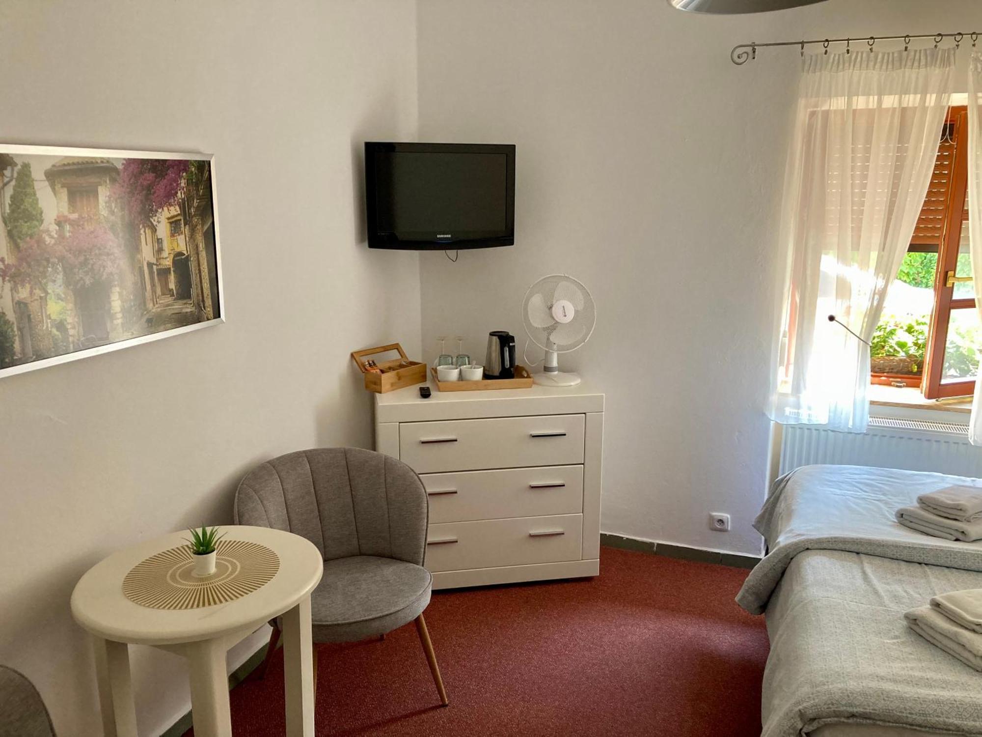 Guesthouse Mikulas Mikulov - Free Parking In The City Center Bagian luar foto
